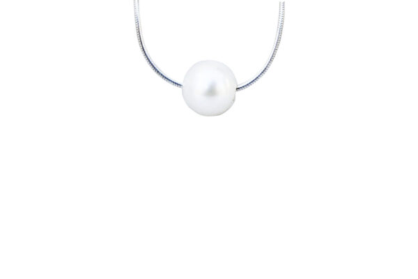 Dainty pearl necklace